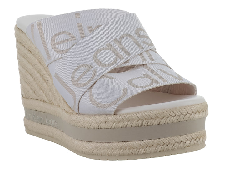 Sandalia de plataforma Calvin Klein en color blanco antiguo con cuña de estilo espadrille y bandas cruzadas.