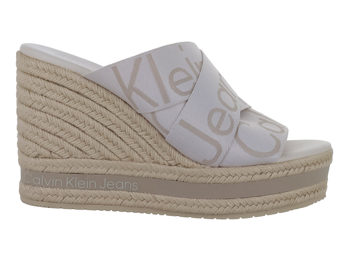 Sandalia de plataforma Calvin Klein en color blanco antiguo con cuña de estilo espadrille y bandas cruzadas.