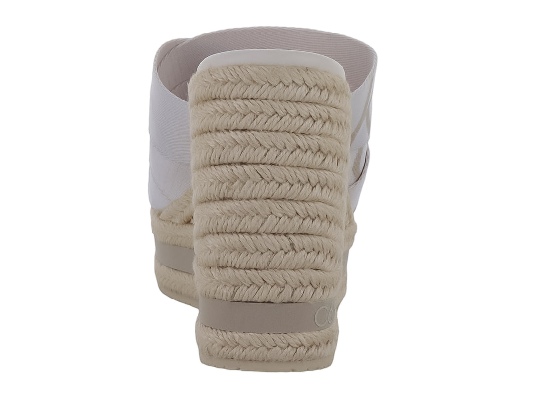 Sandalia de plataforma Calvin Klein en color blanco antiguo con cuña de estilo espadrille y bandas cruzadas.