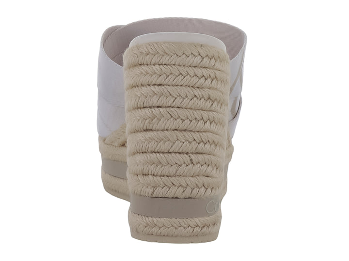 Sandalia de plataforma Calvin Klein en color blanco antiguo con cuña de estilo espadrille y bandas cruzadas.