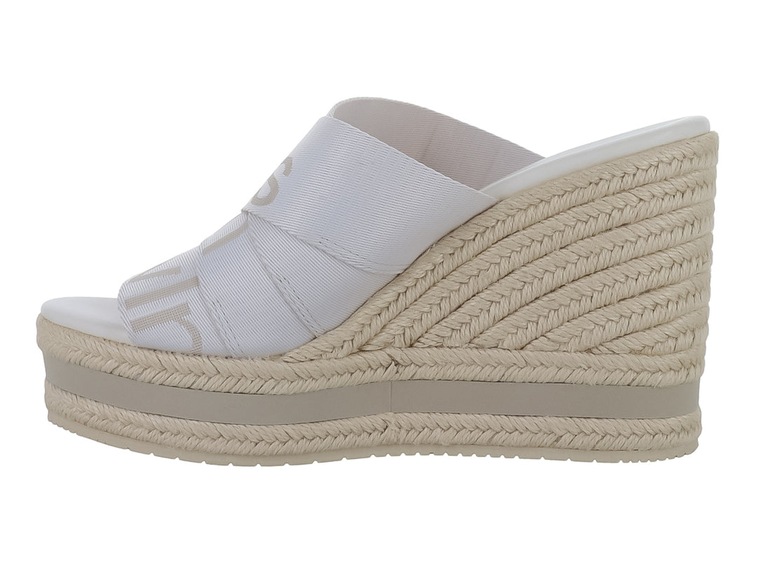 Sandalia de plataforma Calvin Klein en color blanco antiguo con cuña de estilo espadrille y bandas cruzadas.
