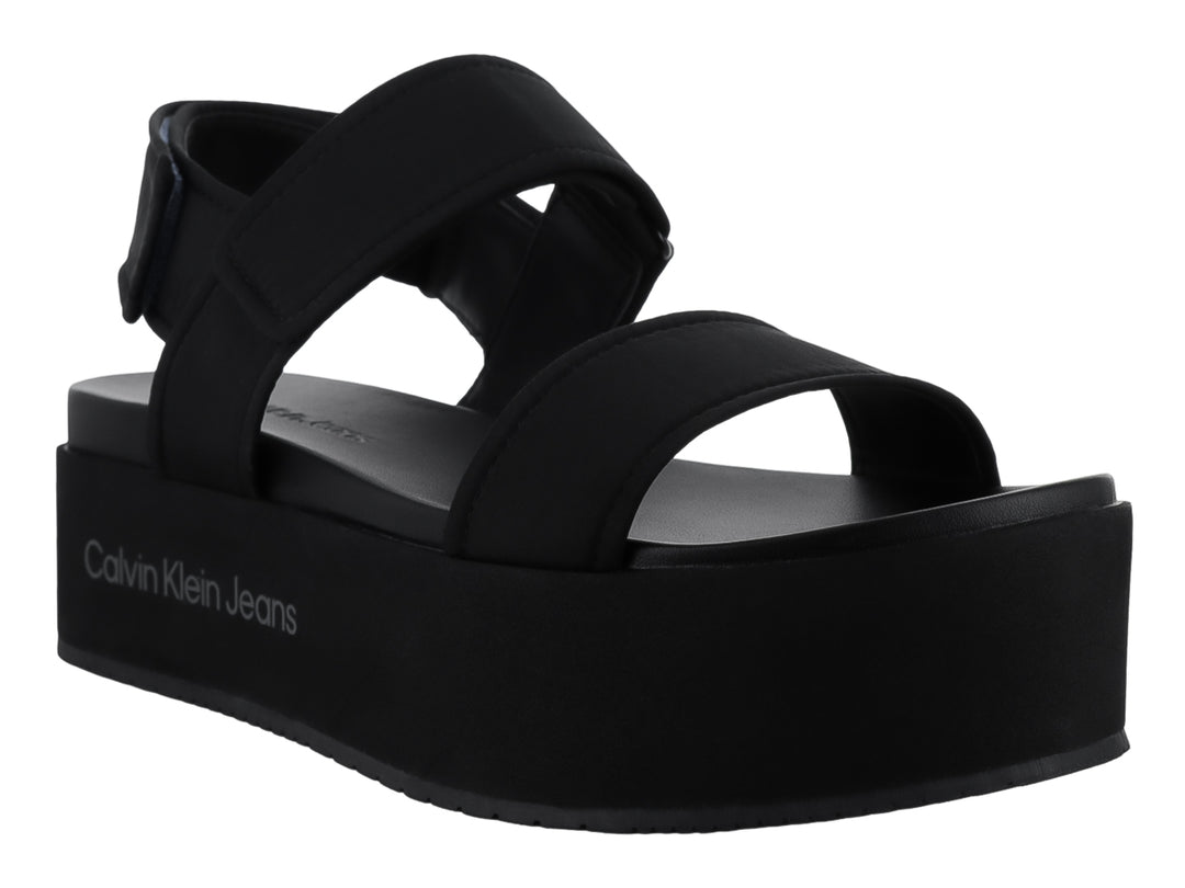 Sandalia de plataforma color negro con correas ajustables y suela gruesa de la marca Calvin Klein Jeans.