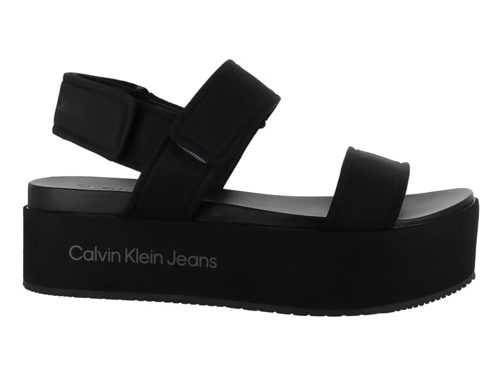 Sandalia de plataforma color negro con correas ajustables y suela gruesa de la marca Calvin Klein Jeans.