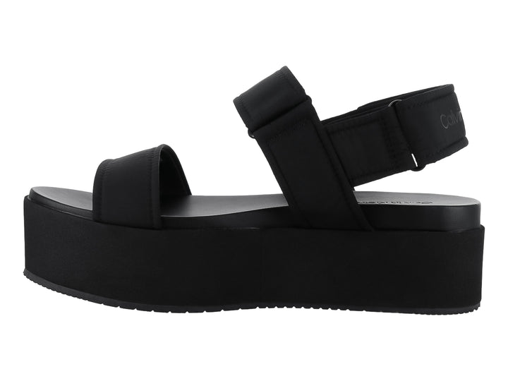 Sandalia de plataforma color negro con correas ajustables y suela gruesa de la marca Calvin Klein Jeans.