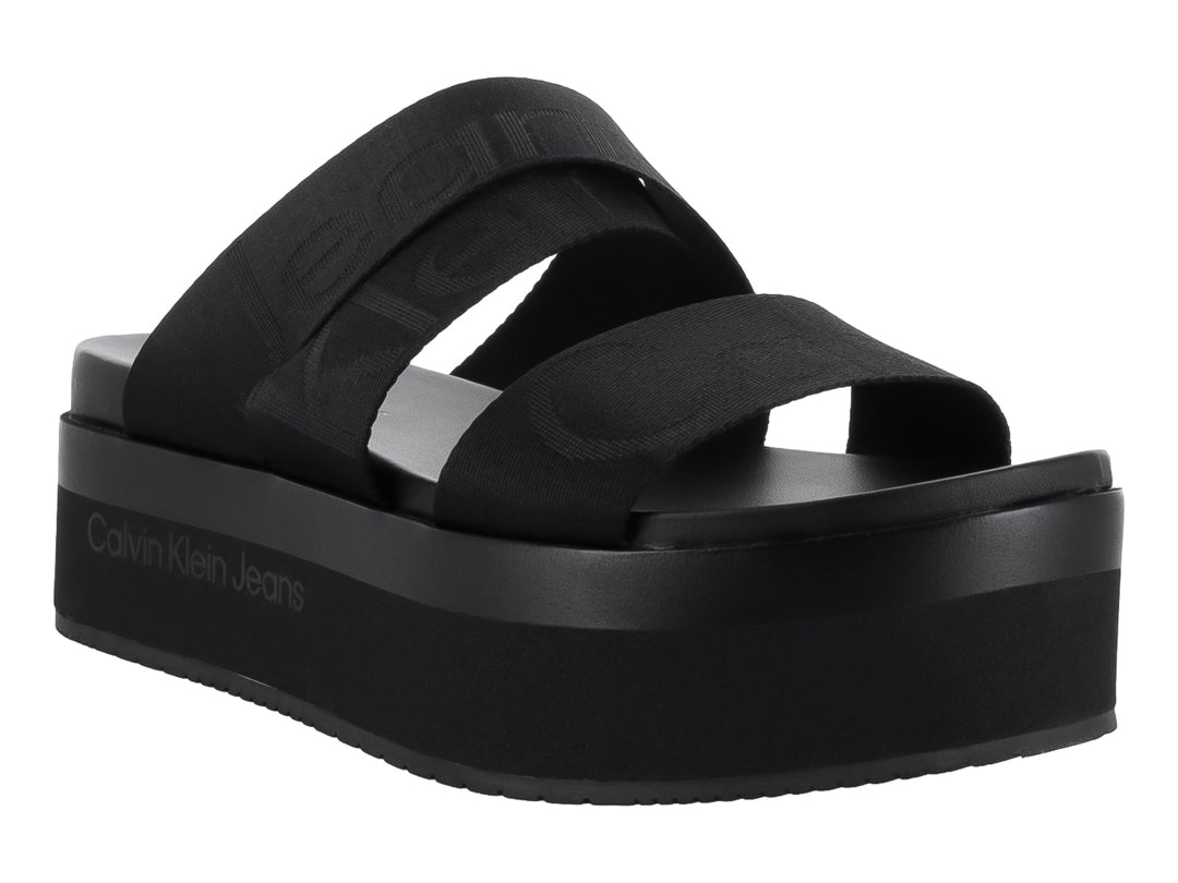 Sandalia de plataforma color negro con dos correas anchas y suela gruesa.