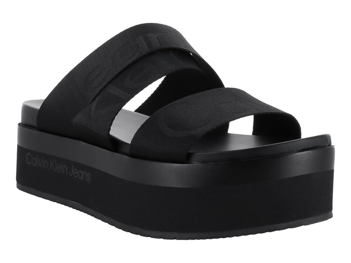 Sandalia de plataforma color negro con dos correas anchas y suela gruesa.