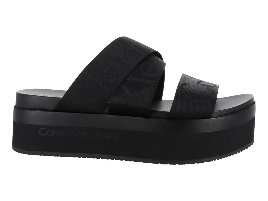 Sandalia de plataforma color negro con dos correas anchas y suela gruesa.