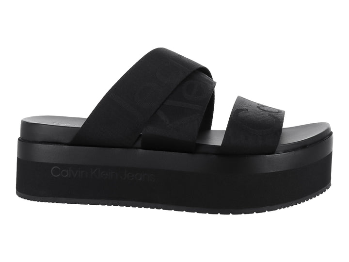 Sandalia de plataforma color negro con dos correas anchas y suela gruesa.