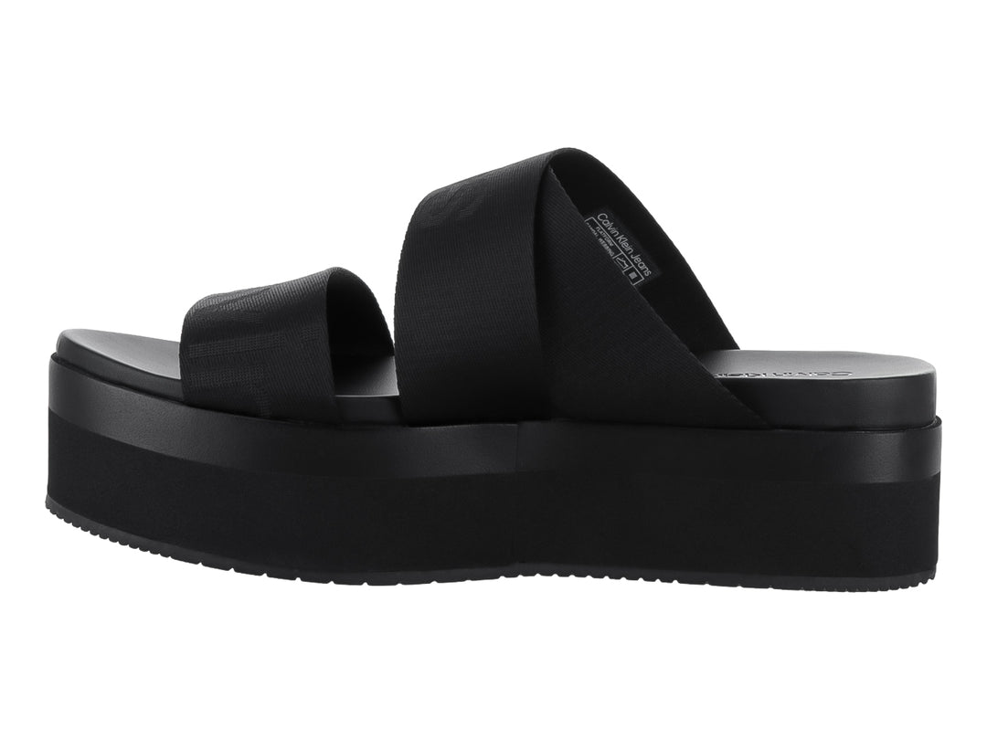 Sandalia de plataforma color negro con dos correas anchas y suela gruesa.