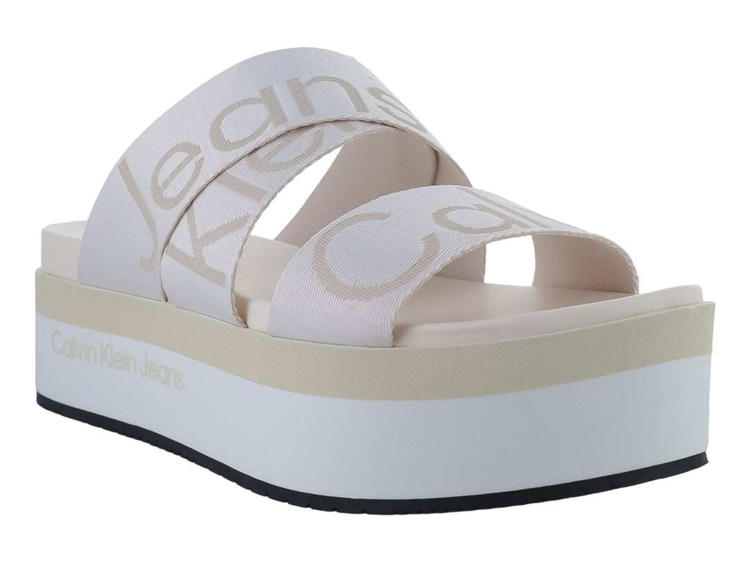 Sandalias de plataforma color blanco hueso marca Calvin Klein para mujer.