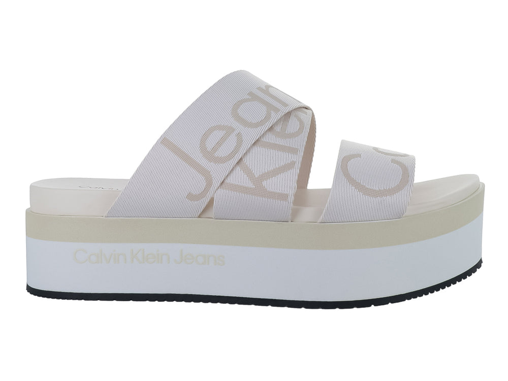 Sandalias de plataforma color blanco hueso marca Calvin Klein para mujer.