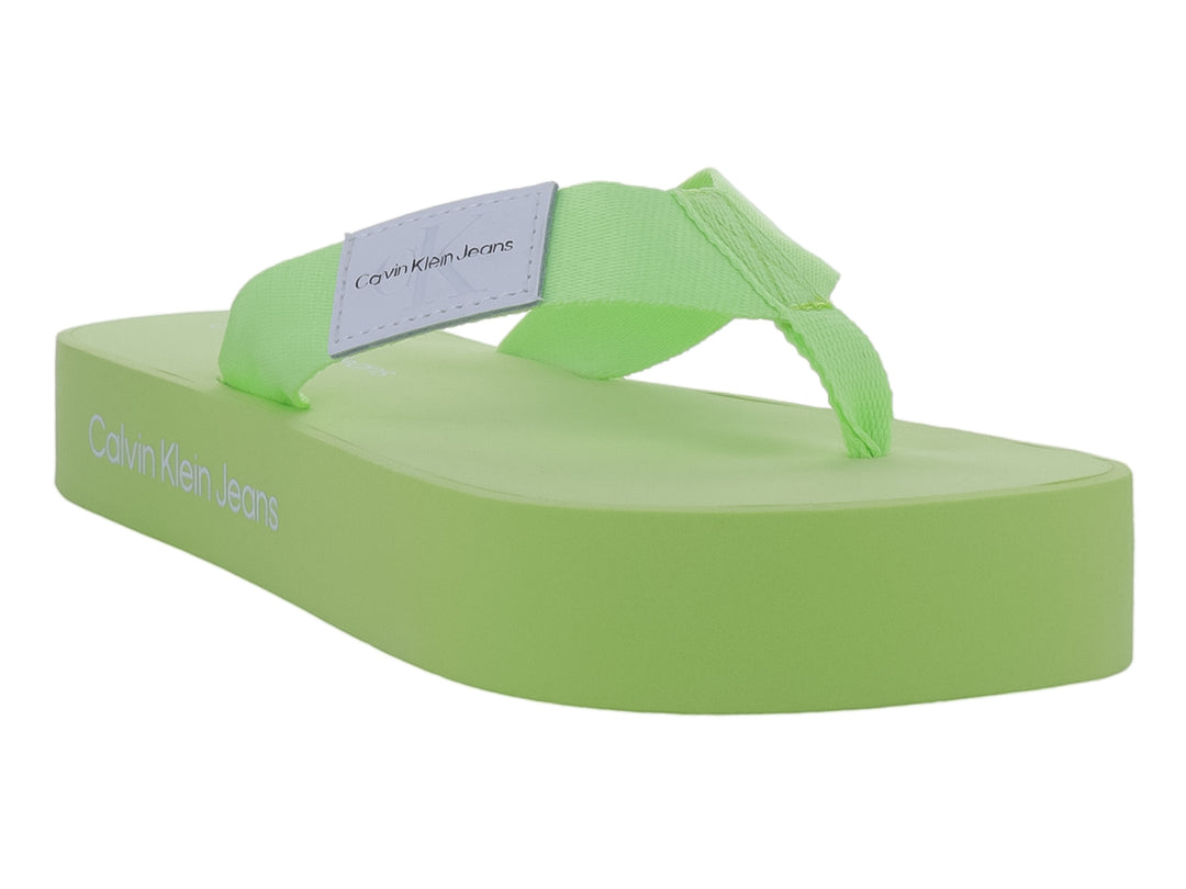 Sandalias de dedo Calvin Klein en color verde lima con suela plana y correa sencilla.