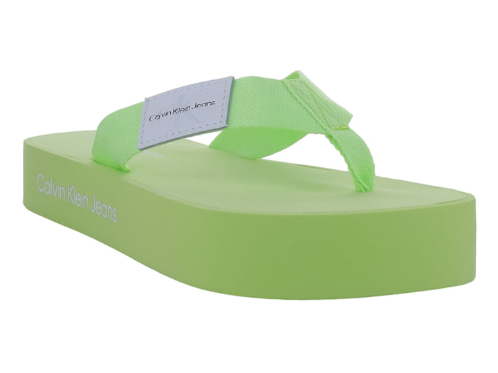 Sandalias de dedo Calvin Klein en color verde lima con suela plana y correa sencilla.