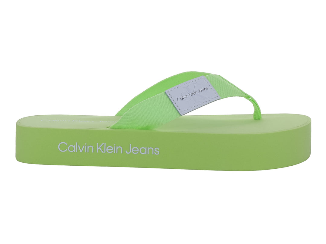 Sandalias de dedo Calvin Klein en color verde lima con suela plana y correa sencilla.