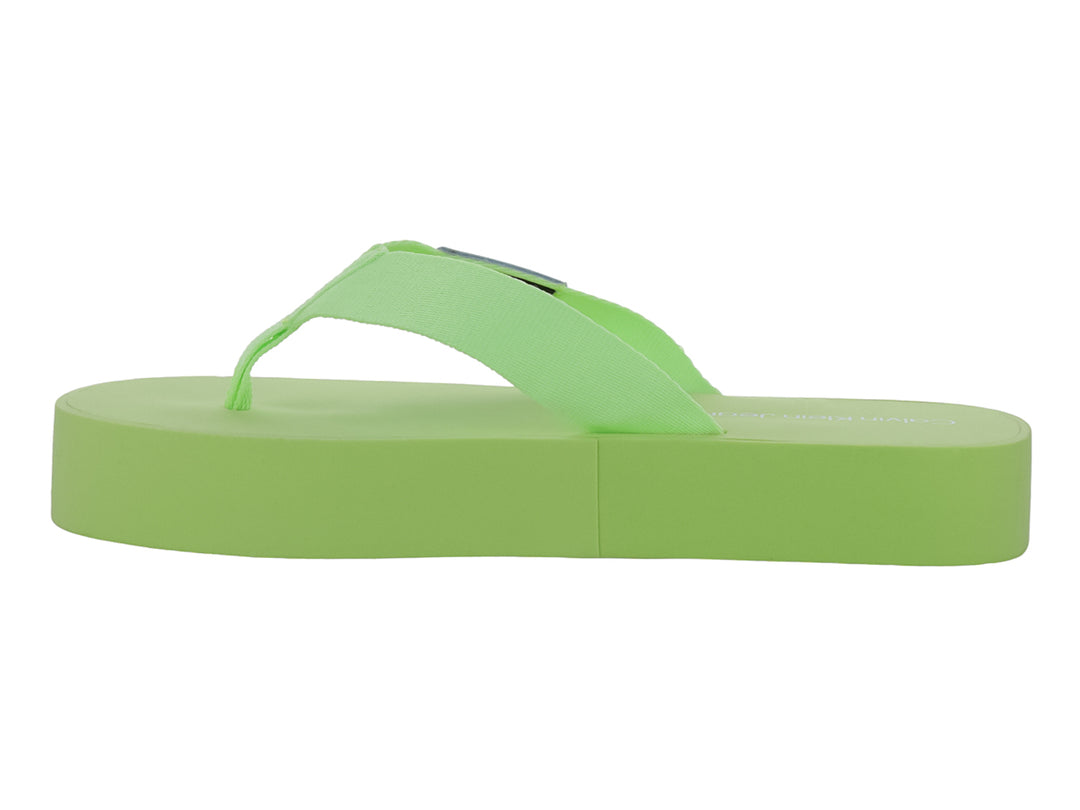 Sandalias de dedo Calvin Klein en color verde lima con suela plana y correa sencilla.