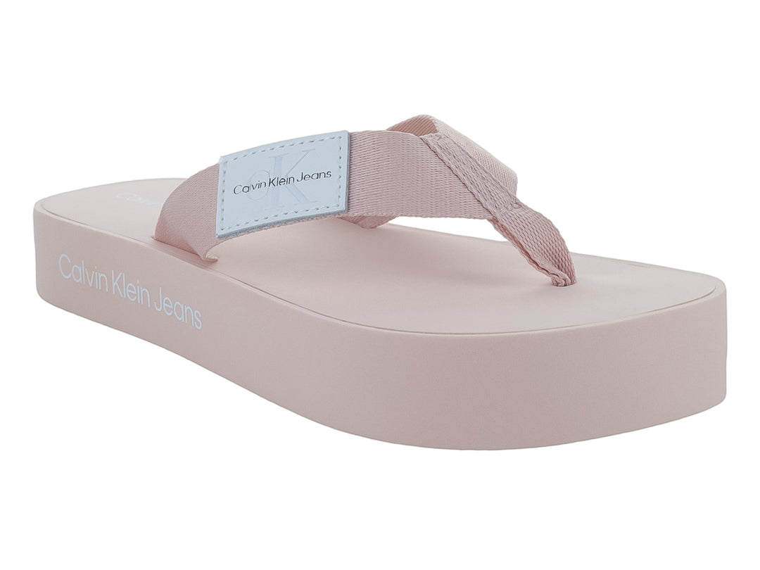 Sandalias de plataforma color peach blush de Calvin Klein Jeans con suela gruesa y correa sencilla.