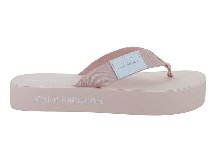 Sandalias de plataforma color peach blush de Calvin Klein Jeans con suela gruesa y correa sencilla.
