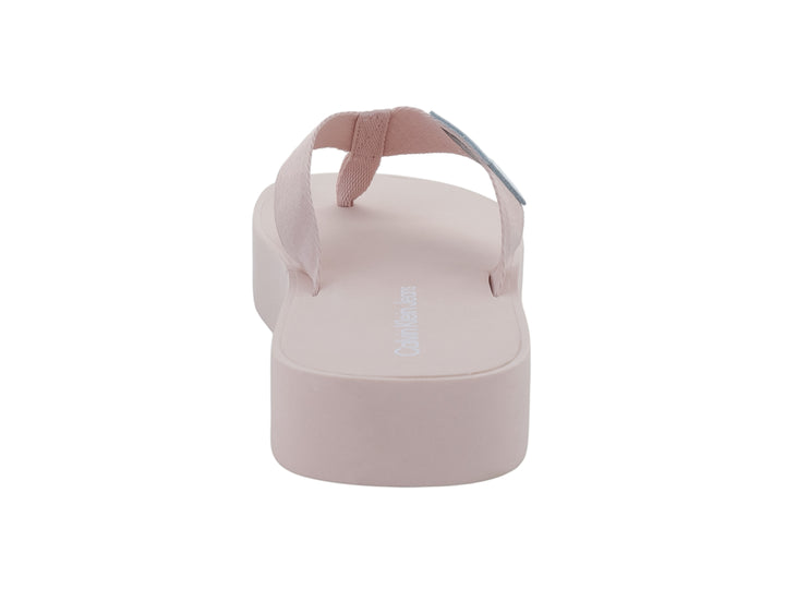 Sandalias de plataforma color peach blush de Calvin Klein Jeans con suela gruesa y correa sencilla.