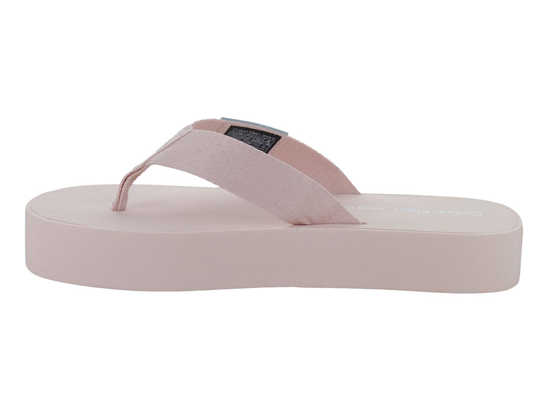 Sandalias de plataforma color peach blush de Calvin Klein Jeans con suela gruesa y correa sencilla.
