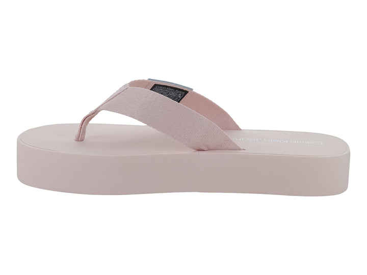 Sandalias de plataforma color peach blush de Calvin Klein Jeans con suela gruesa y correa sencilla.