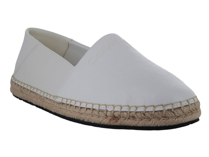 Zapato alpargata blanco con suela de yute natural y punta redondeada.