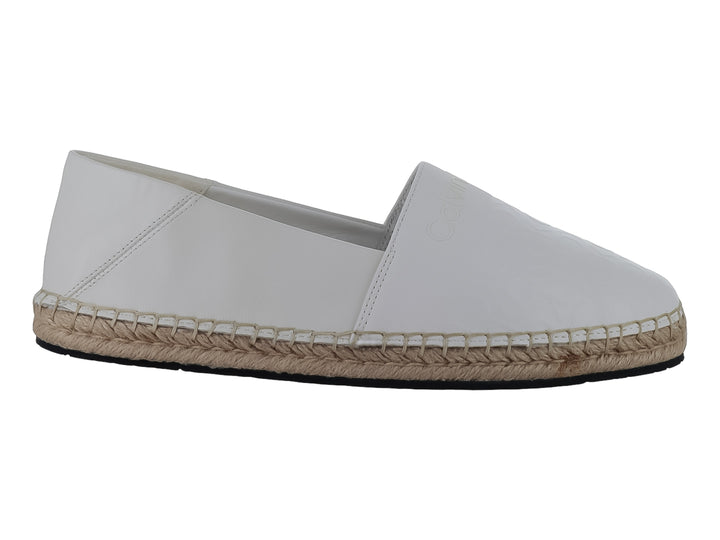 Zapato alpargata blanco con suela de yute natural y punta redondeada.