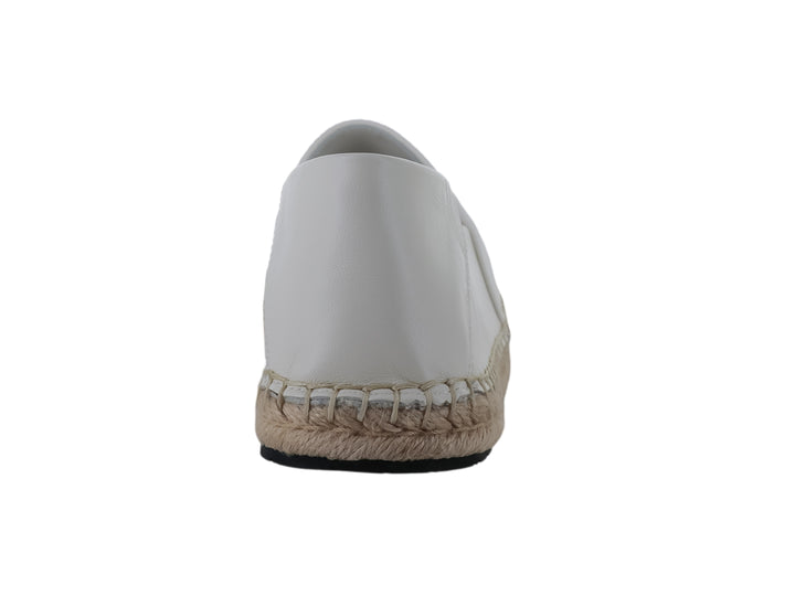 Zapato alpargata blanco con suela de yute natural y punta redondeada.
