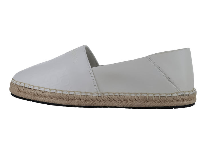 Zapato alpargata blanco con suela de yute natural y punta redondeada.
