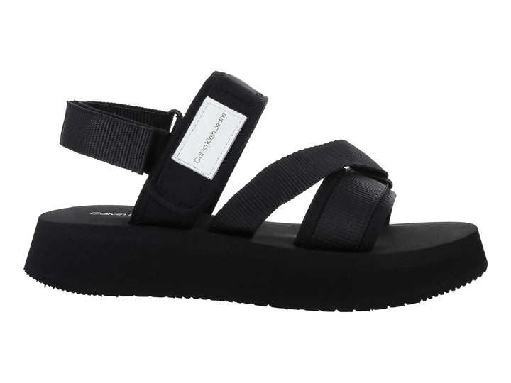 Sandalias negras de plataforma Calvin Klein con correas ajustables y suela gruesa sobre fondo blanco.