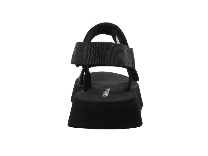 Sandalias negras de plataforma Calvin Klein con correas ajustables y suela gruesa sobre fondo blanco.