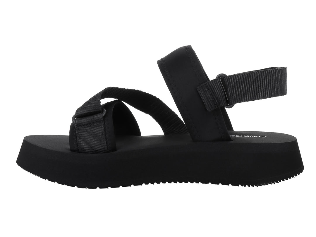 Sandalias negras de plataforma Calvin Klein con correas ajustables y suela gruesa sobre fondo blanco.