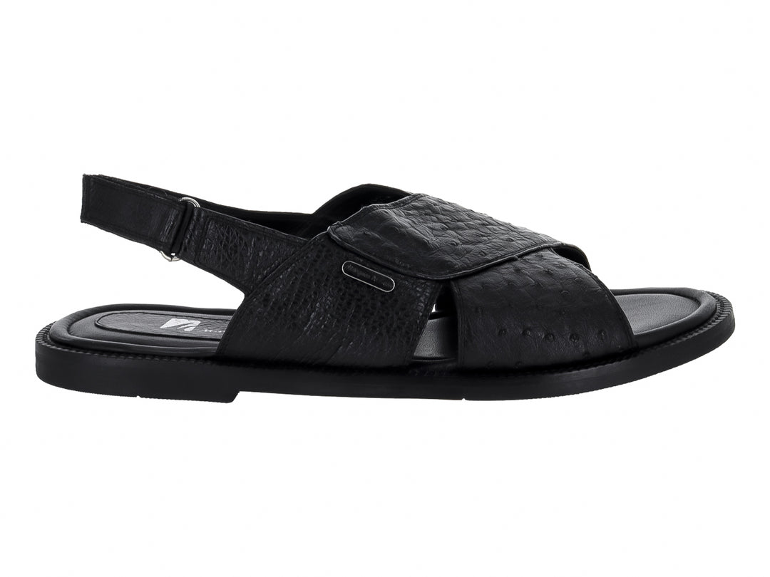 Sandalia de cuero negro con textura de cuello de avestruz y correa ajustable.