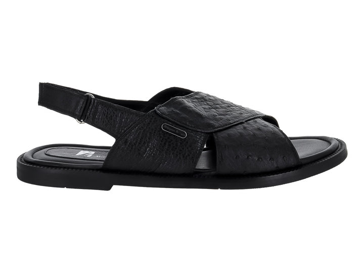 Sandalia de cuero negro con textura de cuello de avestruz y correa ajustable.
