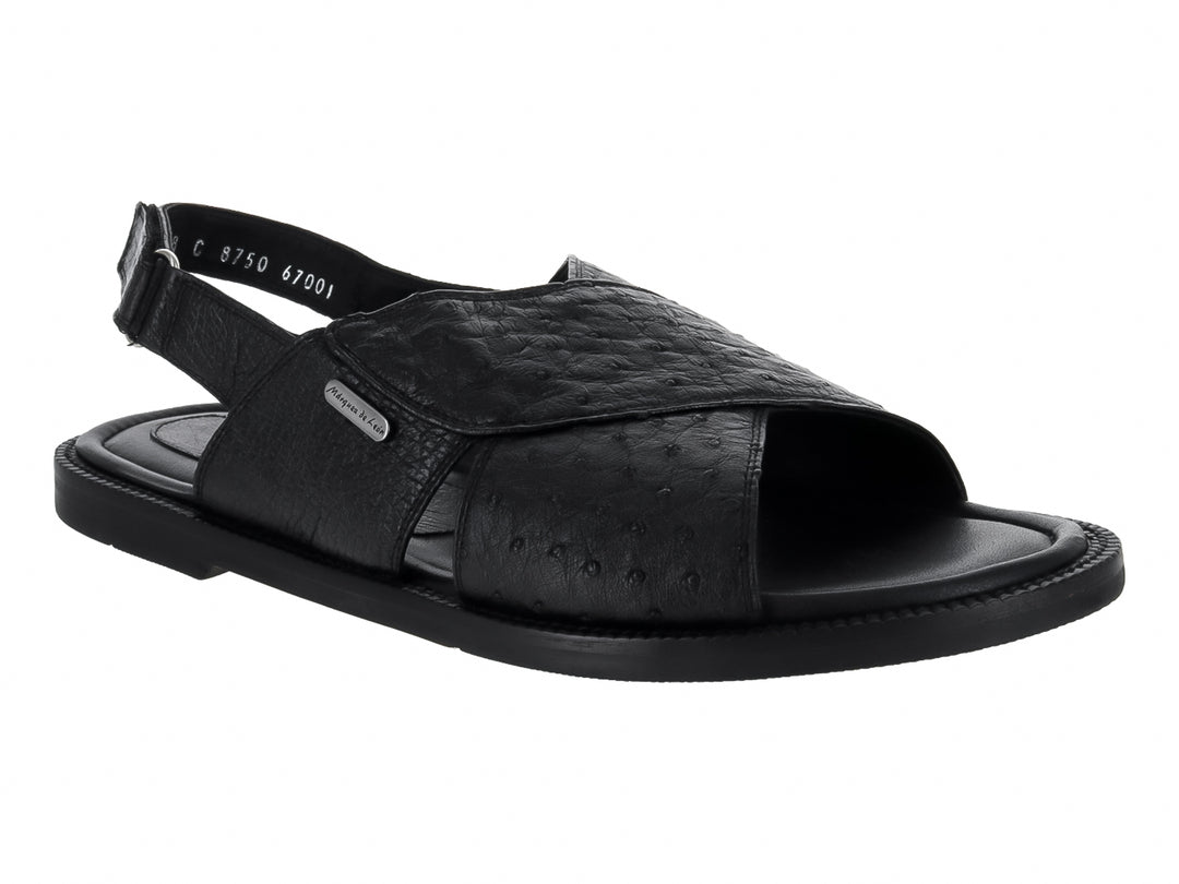 Sandalia de cuero negro con textura de cuello de avestruz y correa ajustable.