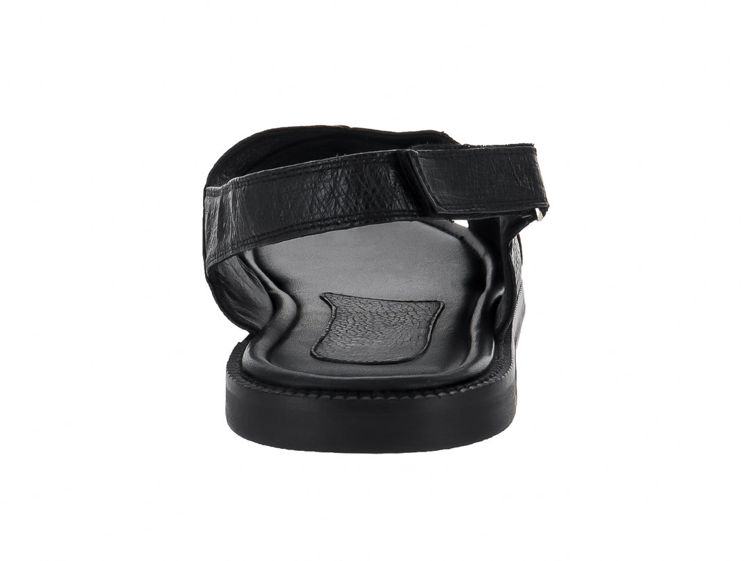 Sandalia de cuero negro con textura de cuello de avestruz y correa ajustable.
