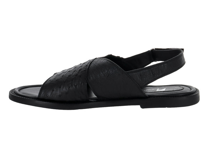 Sandalia de cuero negro con textura de cuello de avestruz y correa ajustable.