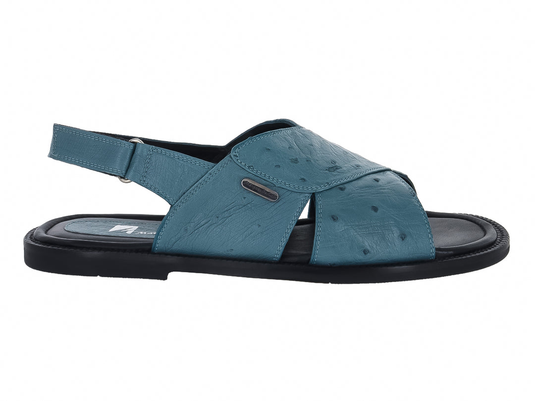Sandalia azul de cuero de avestruz con suela negra y correa ajustable.