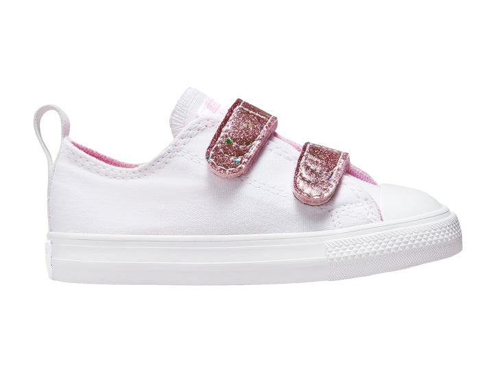 Tenis Converse blancos con correas de velcro rosa con glitter.