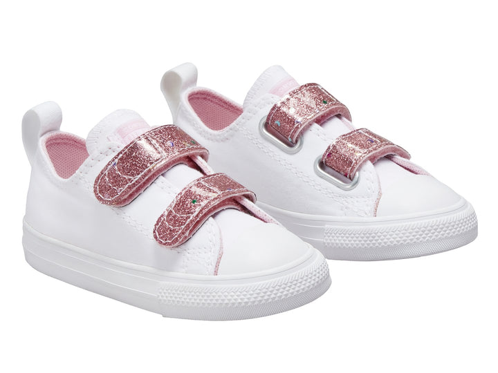 Tenis Converse blancos con correas de velcro rosa con glitter.