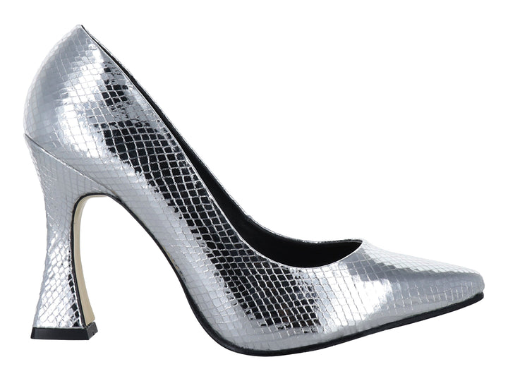Zapato de tacón grueso color plata con textura de piel de serpiente y punta fina.