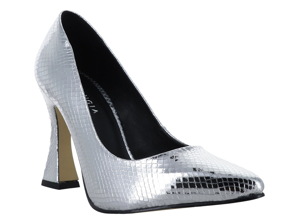 Zapato de tacón grueso color plata con textura de piel de serpiente y punta fina.
