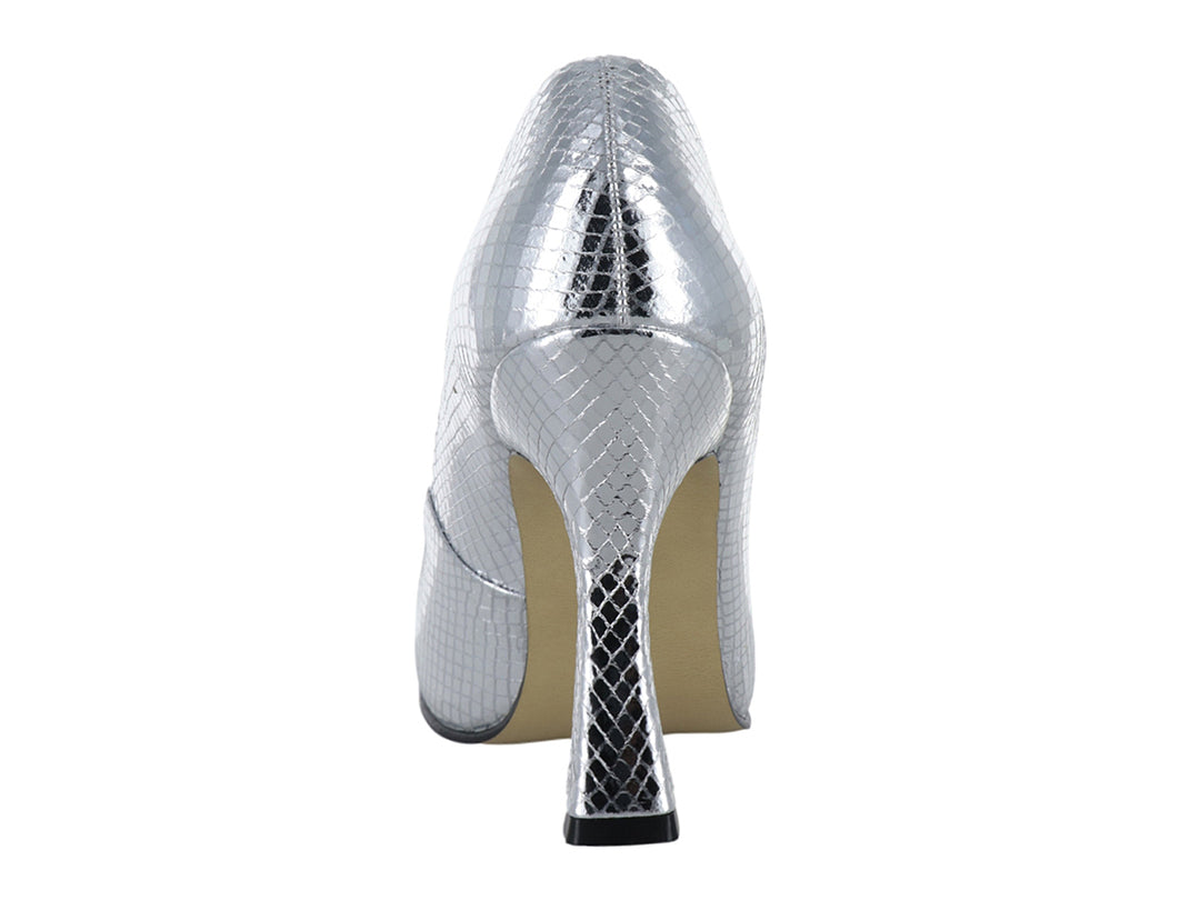 Zapato de tacón grueso color plata con textura de piel de serpiente y punta fina.
