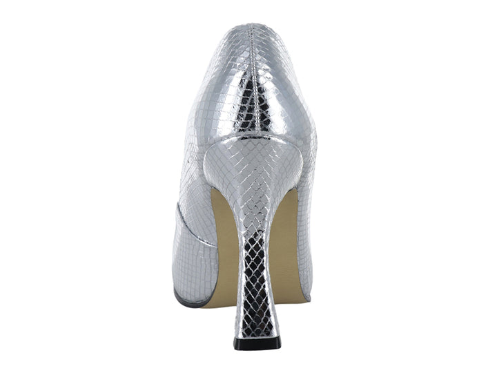 Zapato de tacón grueso color plata con textura de piel de serpiente y punta fina.