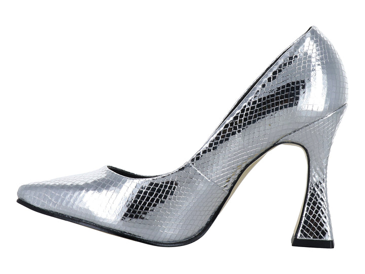 Zapato de tacón grueso color plata con textura de piel de serpiente y punta fina.