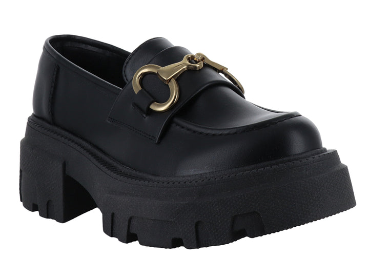 Mocasín negro de plataforma con hebilla dorada y suela track.
