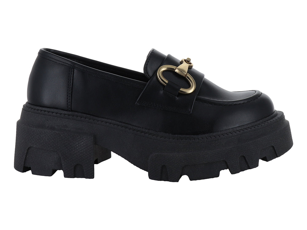 Mocasín negro de plataforma con hebilla dorada y suela track.