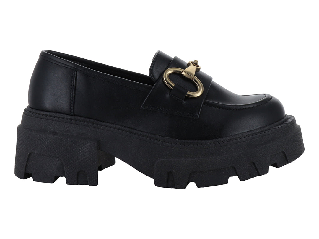 Mocasín negro de plataforma con hebilla dorada y suela track.