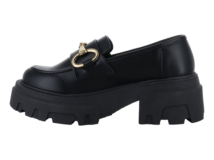 Mocasín negro de plataforma con hebilla dorada y suela track.
