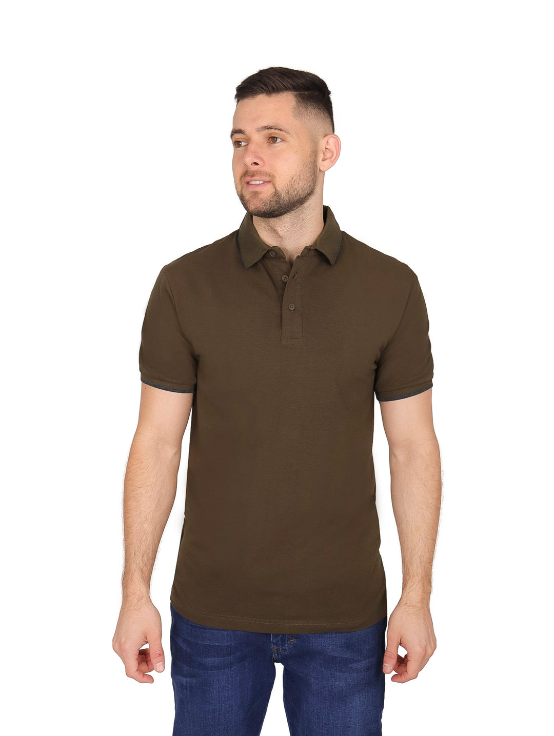 Hombre vistiendo una playera polo lisa de color oliva con cuello y manga corta.