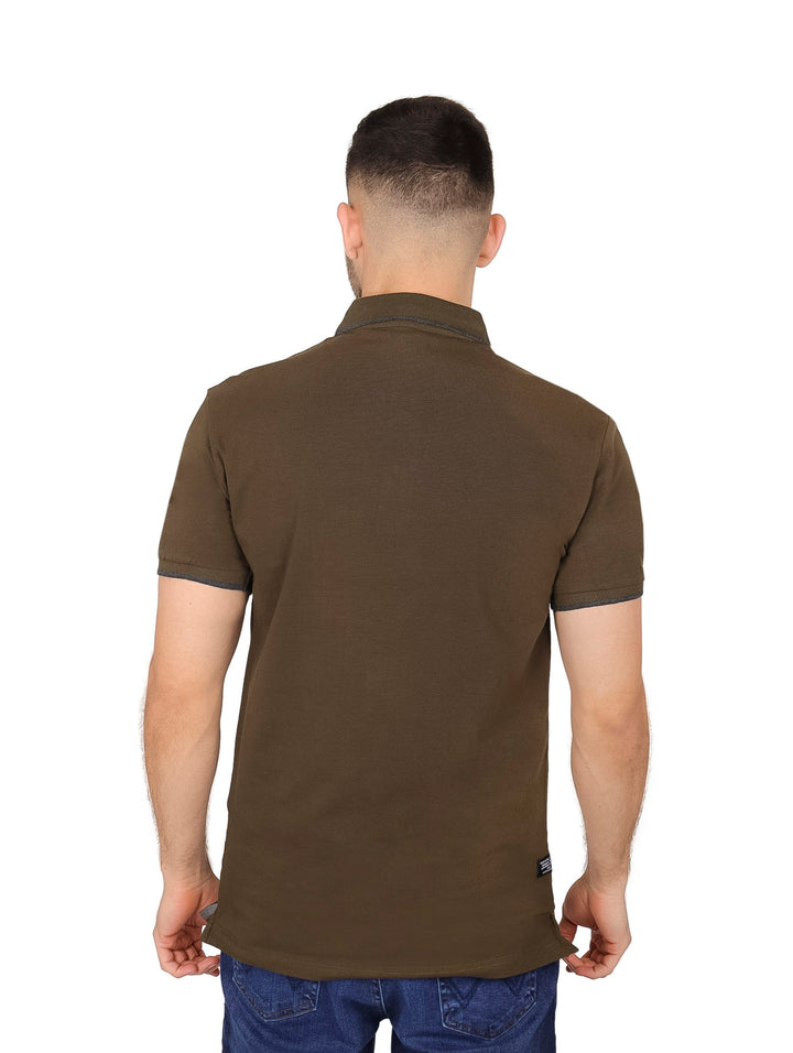 Hombre vistiendo una playera polo lisa de color oliva con cuello y manga corta.